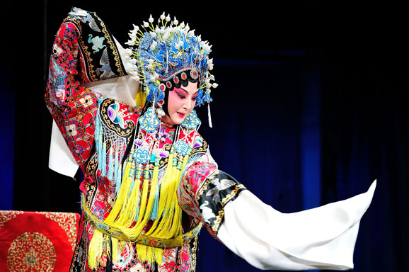 A kunqu actress in performance. (Image: chinaluxus.com)