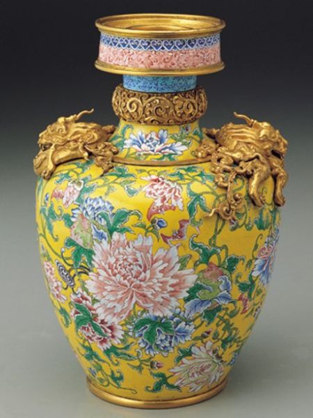 Painted enamelware vase with dragons of Qing dynasty. (Image: Chinazg.net)