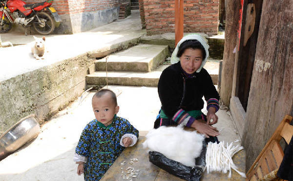A woman in the village is preparing to weave. (Image: NTD TV)