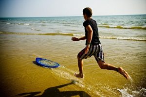 Skim boarding: playing in the sun (Image:JohnGoode/flickr)