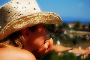 When enough sun is had, wear your hat (Image:Irina Patracu Gheorghita/flickr)