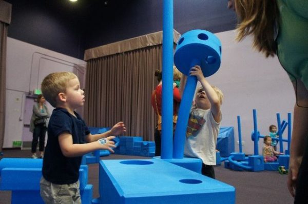 Kids working together to build at the Imagination Playground. (Image: Ermalfaro via Wikipedia / CC BY-SA 4.0)