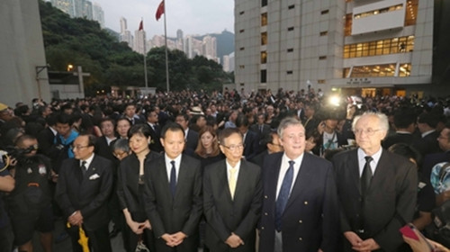 Senior counsel members, including Martin Lee, Audrey Eu, Graham Harris, and Alan Leong led the march. (Image: Vision Times)