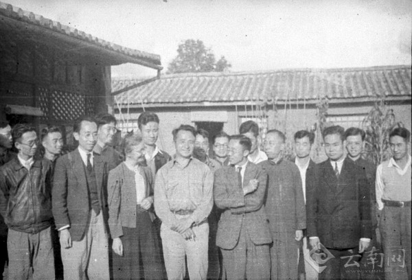 Dr. Tang Fei-fan (fourth from the right) at the Institute of Biological Sciences, Tsinghua University. (Image: Wikimedia / CC0 1.0)