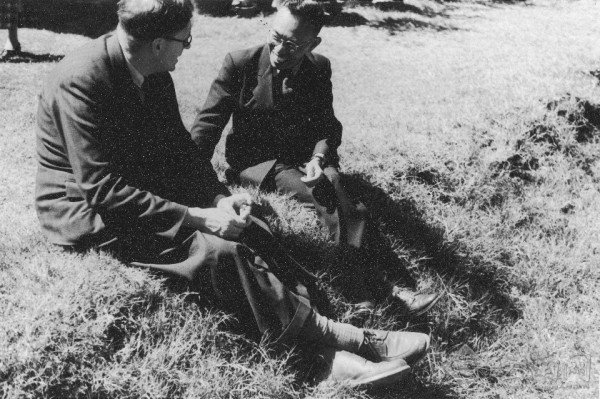 Dr. Tang Fei-fan talking with British sinologist, Dr. Joseph Needham on the lawn at the Central Epidemic Prevention Department. (Image: Wikimedia / CC0 1.0)