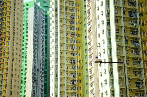 I currently live in a building with many neighbors, and although we see them every day, we don’t even know their names. (Image: pixabay / CC0 1.0)