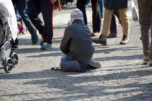 He looked at the mirror for a few more second, and made the decision that he did not want to be a beggar anymore. (Image: pixabay / CC0 1.0)