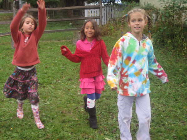 Children learn by exploring their environment. (Image: Wellspring Community School via flicker / CC BY 2.0 )
