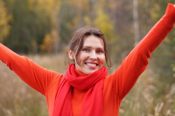 High-collar clothing, including a scarf, can prevent cold air from migrating to your shoulders and back. (Image: pixabay / CC0 1.0)