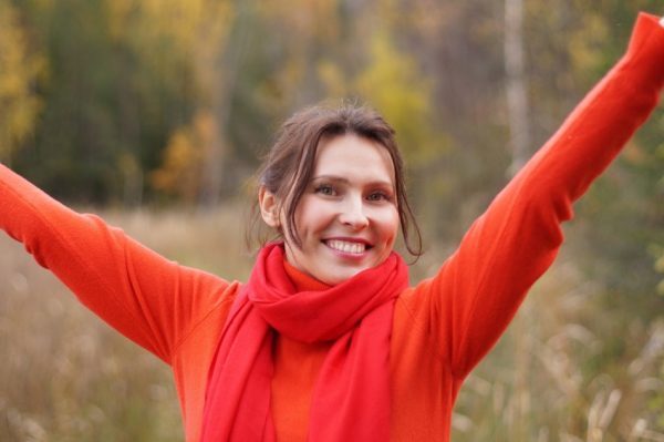 High-collar clothing, including a scarf, can prevent cold air from migrating to your shoulders and back. (Image: pixabay / CC0 1.0)