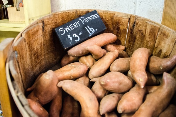 Sweet potatoes contain digestible fiber that can facilitate bowel movement. (Image: Pixabay / CC0 1.0)