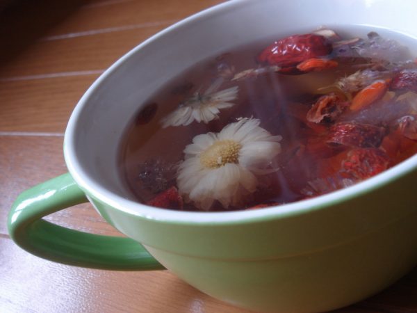 Brewing equal amount of freshly dried lily flowers, lotus seeds, and red dates in water will help to alleviate stress. (Image: Ken FUNAKOSHI via flickr / CC BY-SA 2.0)