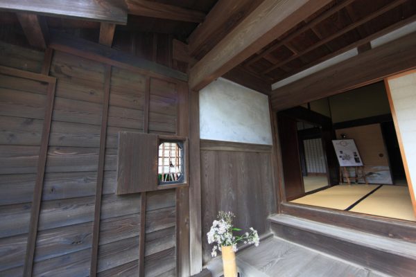 The entryway or "genkan" of a house in Japan is about a foot lower than the rest of the house and shoes are usually taken off in this area. (Image: TANAKA Juuyoh via flickr / CC BY 2.0 )