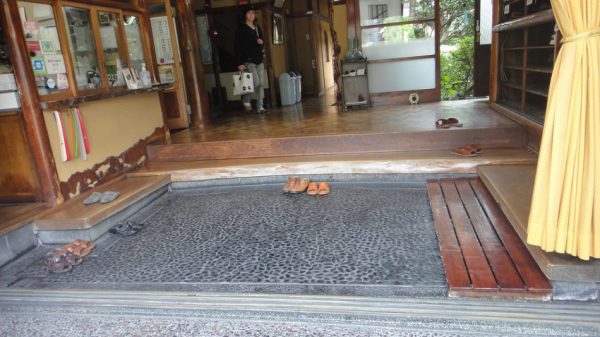 Removing ones shoes in Japan is not limited to homes and schools, other places include traditional inns. (Image: Debs via flickr / CC BY 2.0 )