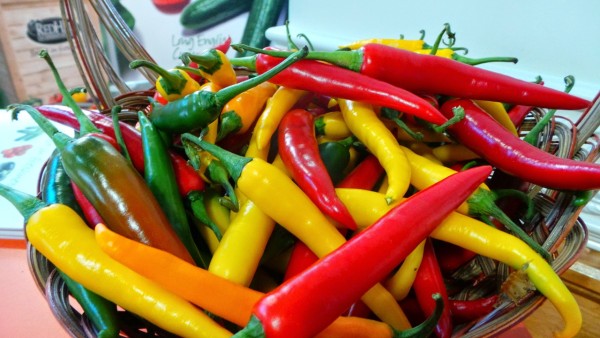 She went up to a woman who was selling red hot peppers and noticed that people would often ask her whether the peppers are hot or not. (Image: pixabay / CC0 1.0)