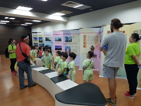 Yang Ming Oceanic Culture and Art Museum is sponsored by the Yang Ming Cultural Foundation to conduct a cultural activity dubbed “Museum-on-the-Go” to display the beautiful photos of Taiwan lighthouses in various places across Taiwan. (Image: Courtesy of Yang Ming Oceanic Culture and Art Museum)
