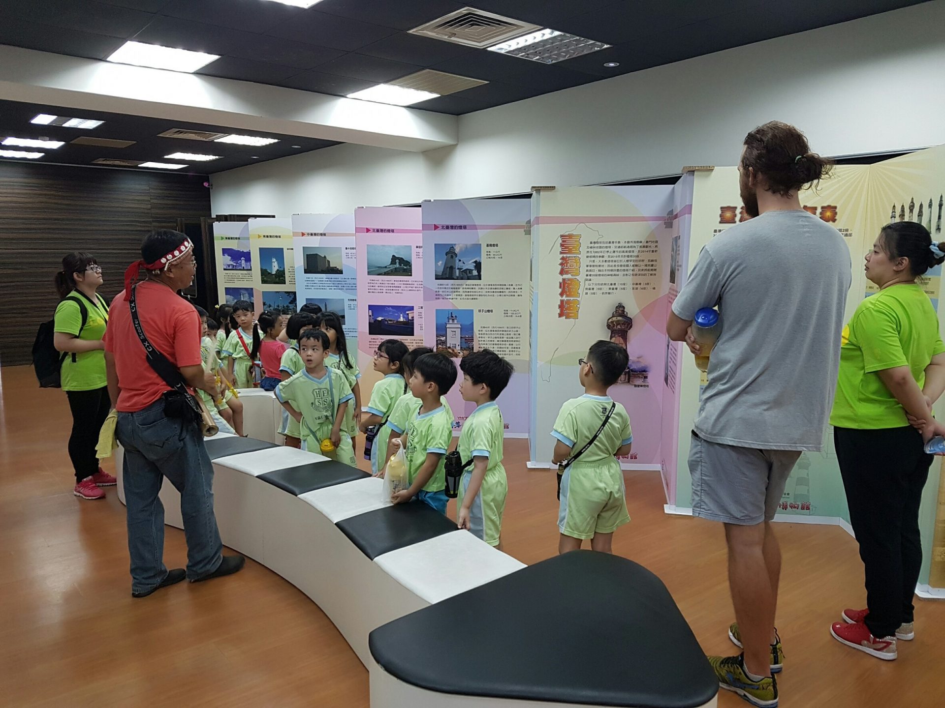 Yang Ming Oceanic Culture and Art Museum is sponsored by the Yang Ming Cultural Foundation to conduct a cultural activity dubbed “Museum-on-the-Go” to display the beautiful photos of Taiwan lighthouses in various places across Taiwan. (Image: Courtesy of Yang Ming Oceanic Culture and Art Museum)