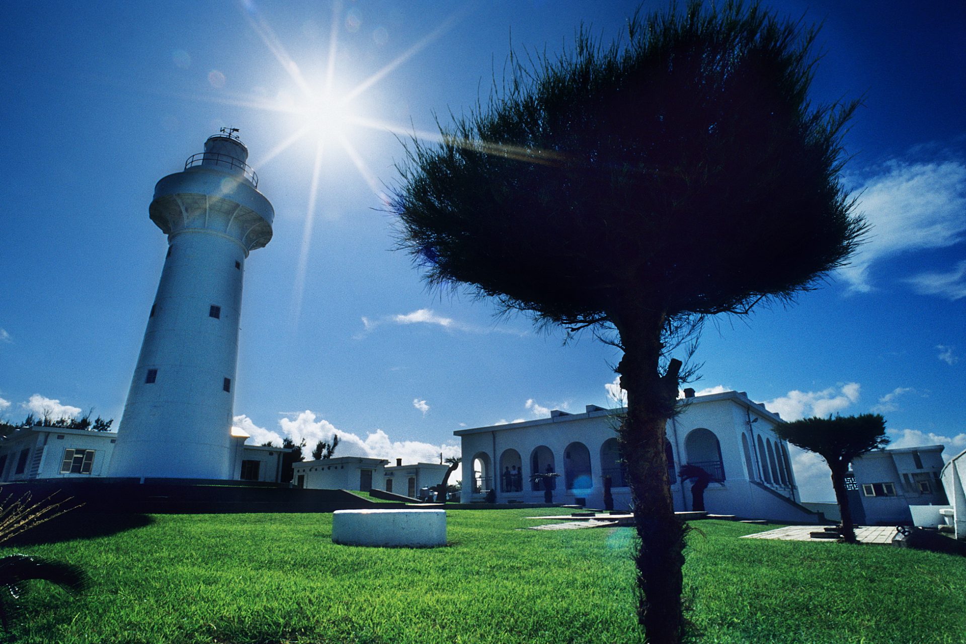 Eluanbi Lighthouse (鵝鑾鼻燈塔) has a splendid panorama, and is called "The Light of East Asia.” (Image: Courtesy of Yang Ming Oceanic Culture and Art Museum)