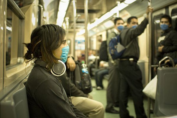 During the SARS outbreaks, panic ensued; now residents from Hong Kong are quite understandably obsessed with germs and wear face masks due to lessons learned during these outbreaks. (Image: Epidemia de Pánico via Wikimedia / CC BY 2.0 )