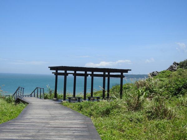 One of the trails in Fugui Cape Part that allow visitors to appreciate the amazing view of Taiwan's north coast (Billy Shyu/ Vision Times)