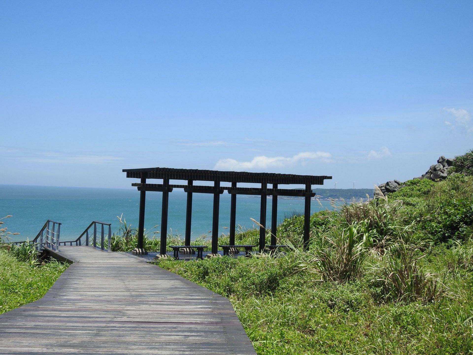 One of the trails in Fugui Cape Part that allow visitors to appreciate the amazing view of Taiwan's north coast (Billy Shyu/ Vision Times)