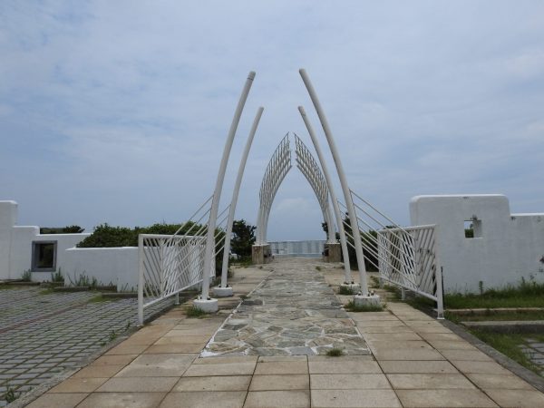 Shimen Wedding Plaza (石門婚紗廣場) is another popular spot for visitors in northern Taiwan. (Image: Billy Shyu/ Vision Times)