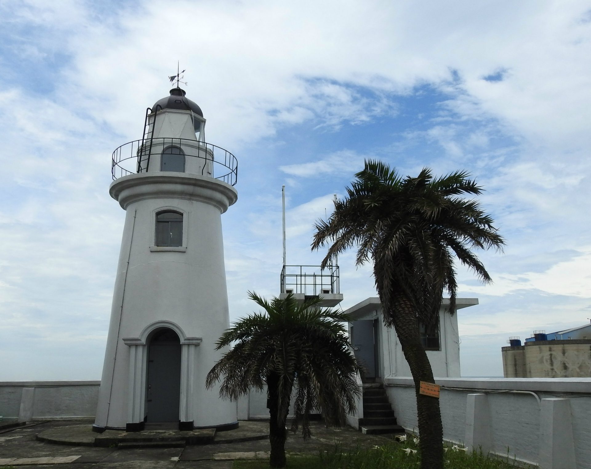 Fugui Cape Lighthouse (富貴角燈塔), equipped with a fog horn, is the northernmost lighthouse in Taiwan. (Image: Billy Shyu/ Vision Times)