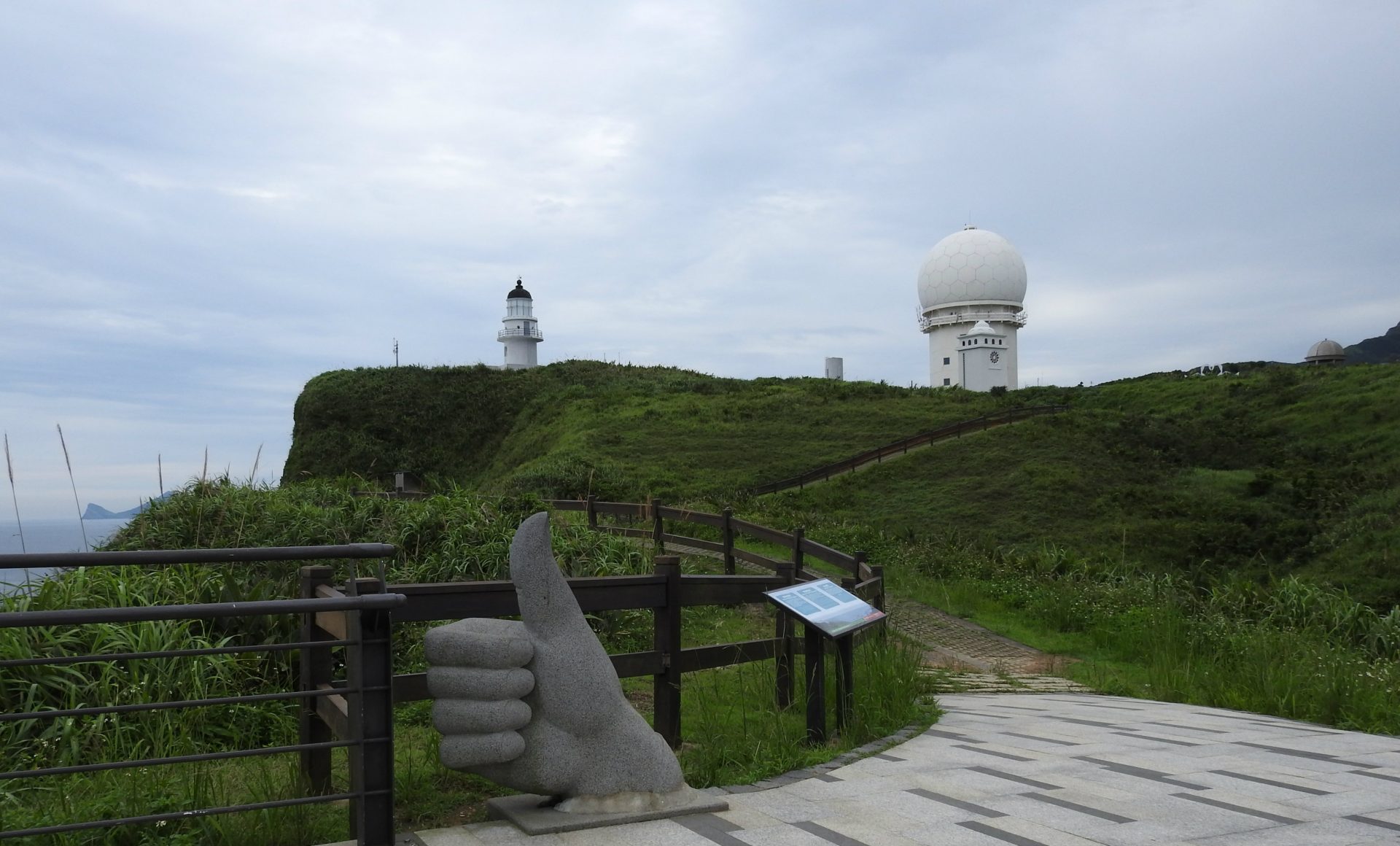 Situated on the northeastern tip of Taiwan, Sandiao Cape Lighthouse (三貂角燈塔) is an ideal place to take in the picturesque scenery of Taiwan's northeastern coastline. (Image: Billy Shyu/ Vision Times)