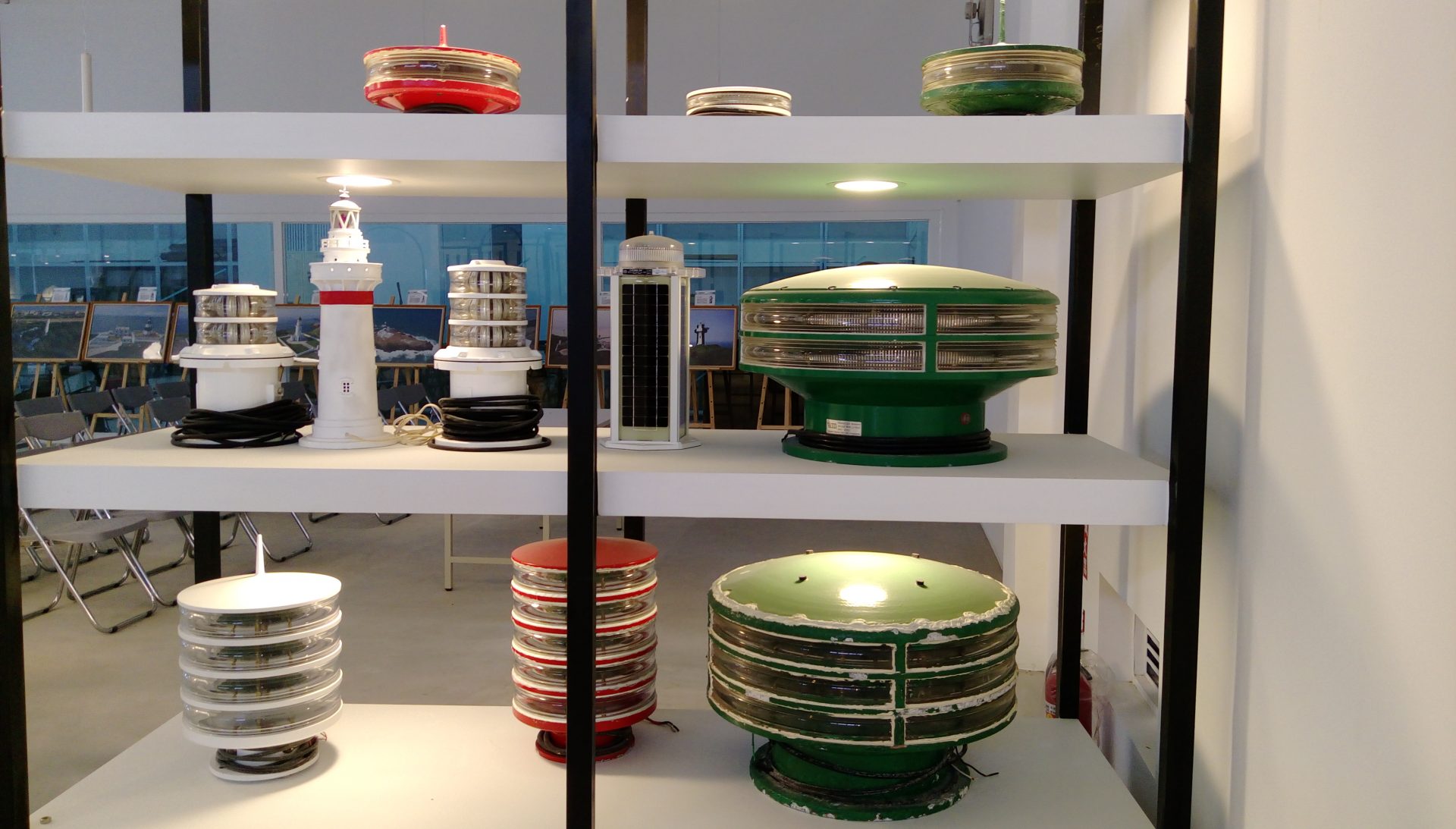 Lighthouse models and photographs, as well as various light house lamps, lenses and other optical systems are displayed at the Lighthouse Museum. (Image: Juliet Fu/ Vision Times)