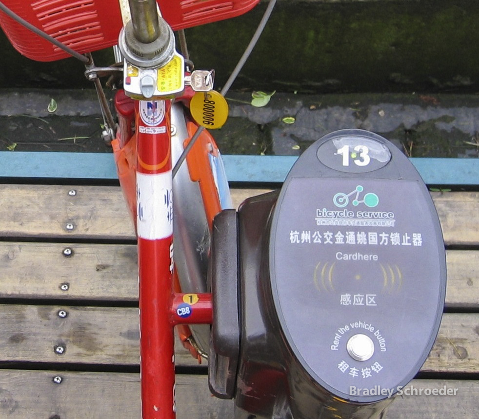 Wukong’s mechanical locks, in contrast to market leaders, Mobike and Ofo, who use Bluetooth-enabled locks, made it easy for dishonest people to take the bicycles without payment. (Image: Brqdley Schroeder via flickr CC BY-SA 2.0)