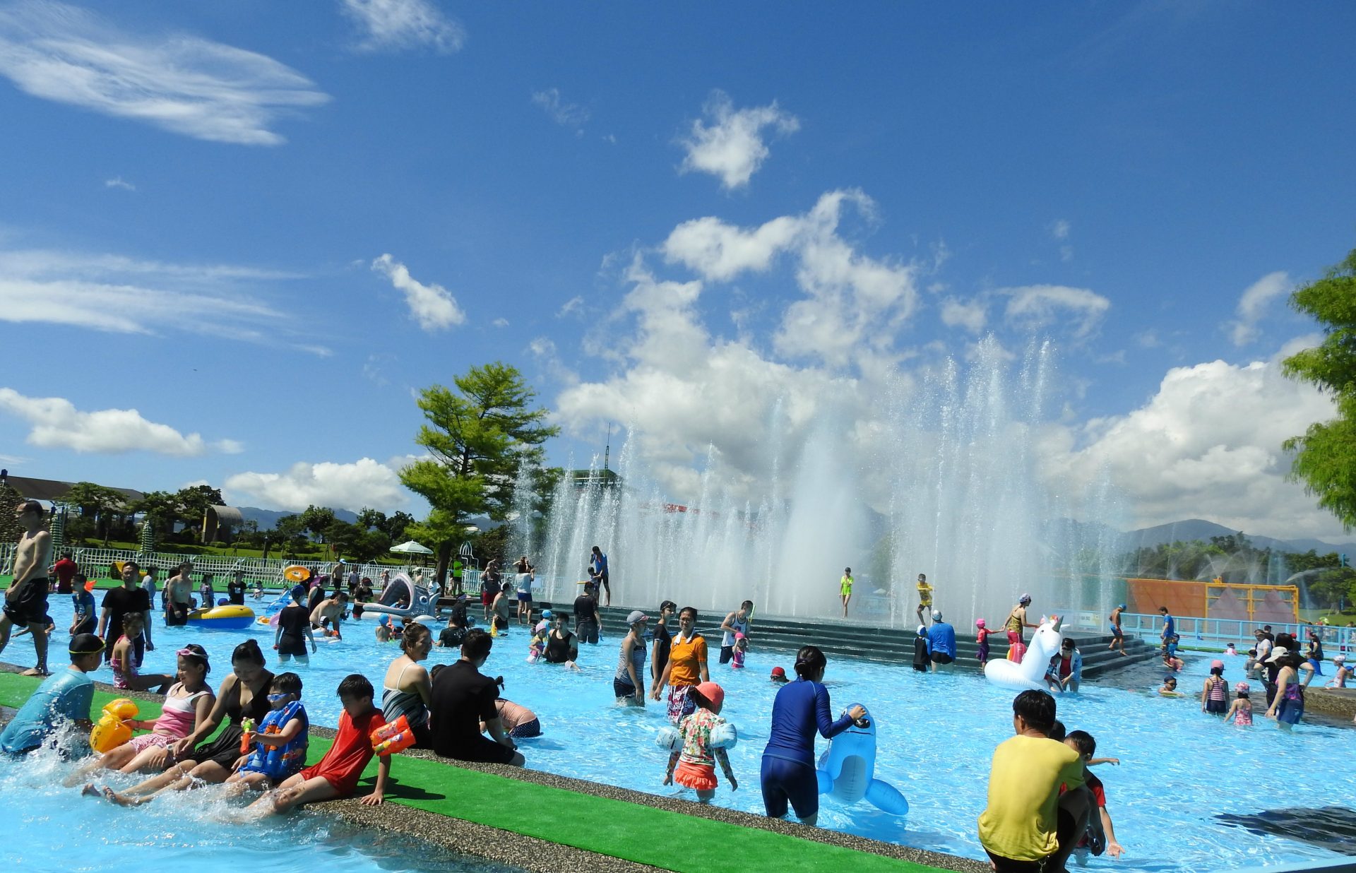 Kids are enjoying in the exciting water park at the Yilan International Children's Folklore and Folkgame Festival. (Image: Billy Shyu/ Vision Times)