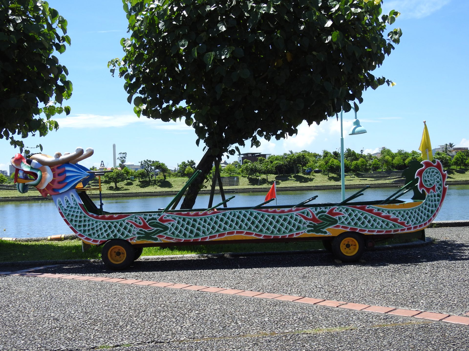 A wheeled dragon boat with specially-designed paddles for visitors to experience the fun of rowing on land. (Image: Billy Shyu/ Vision Times