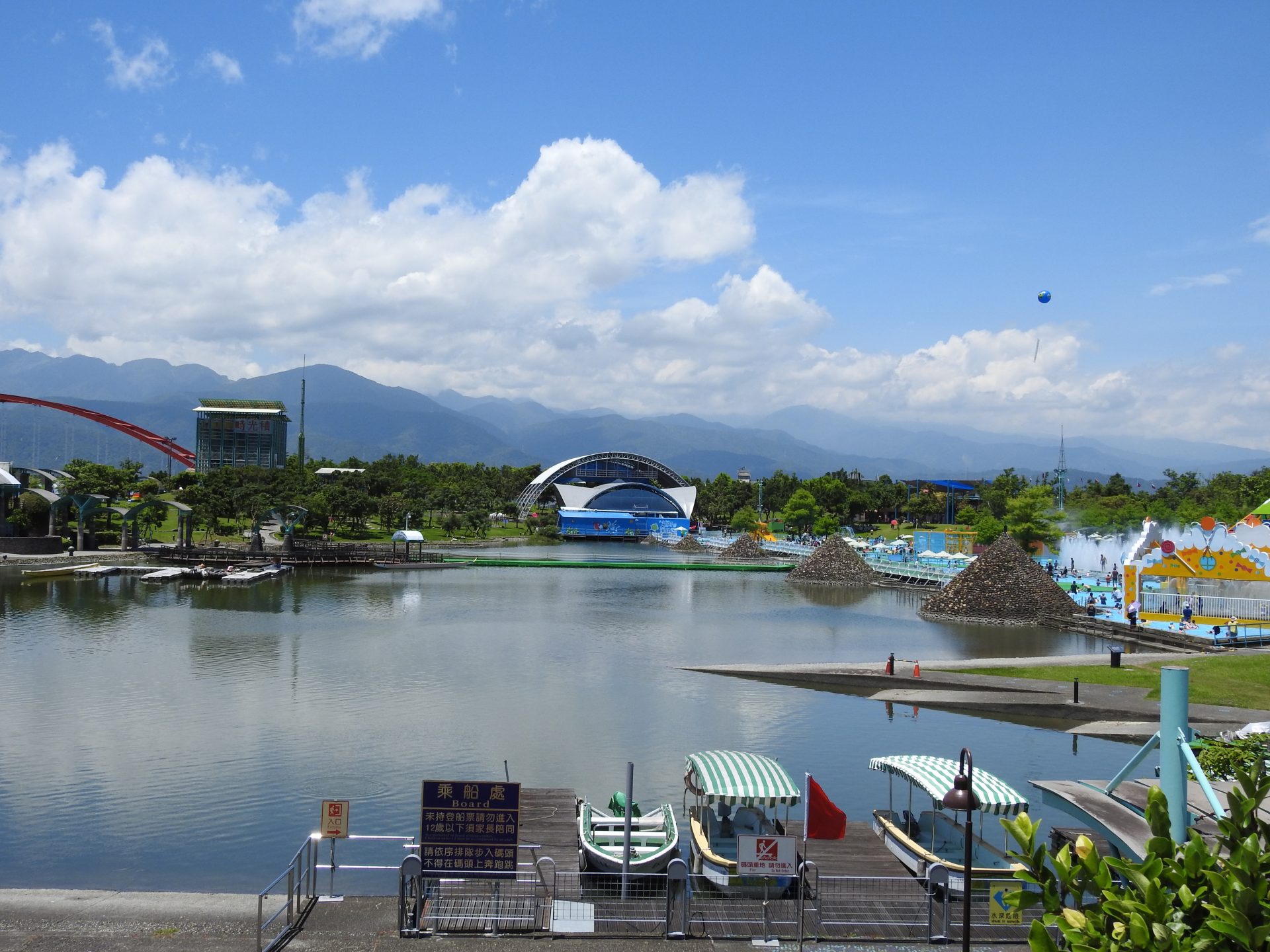 The overview of the water playgrounds at the Yilan International Children's Folklore and Folkgame Festival 2017 (Image: Billy Shyu/ Vision Times)
