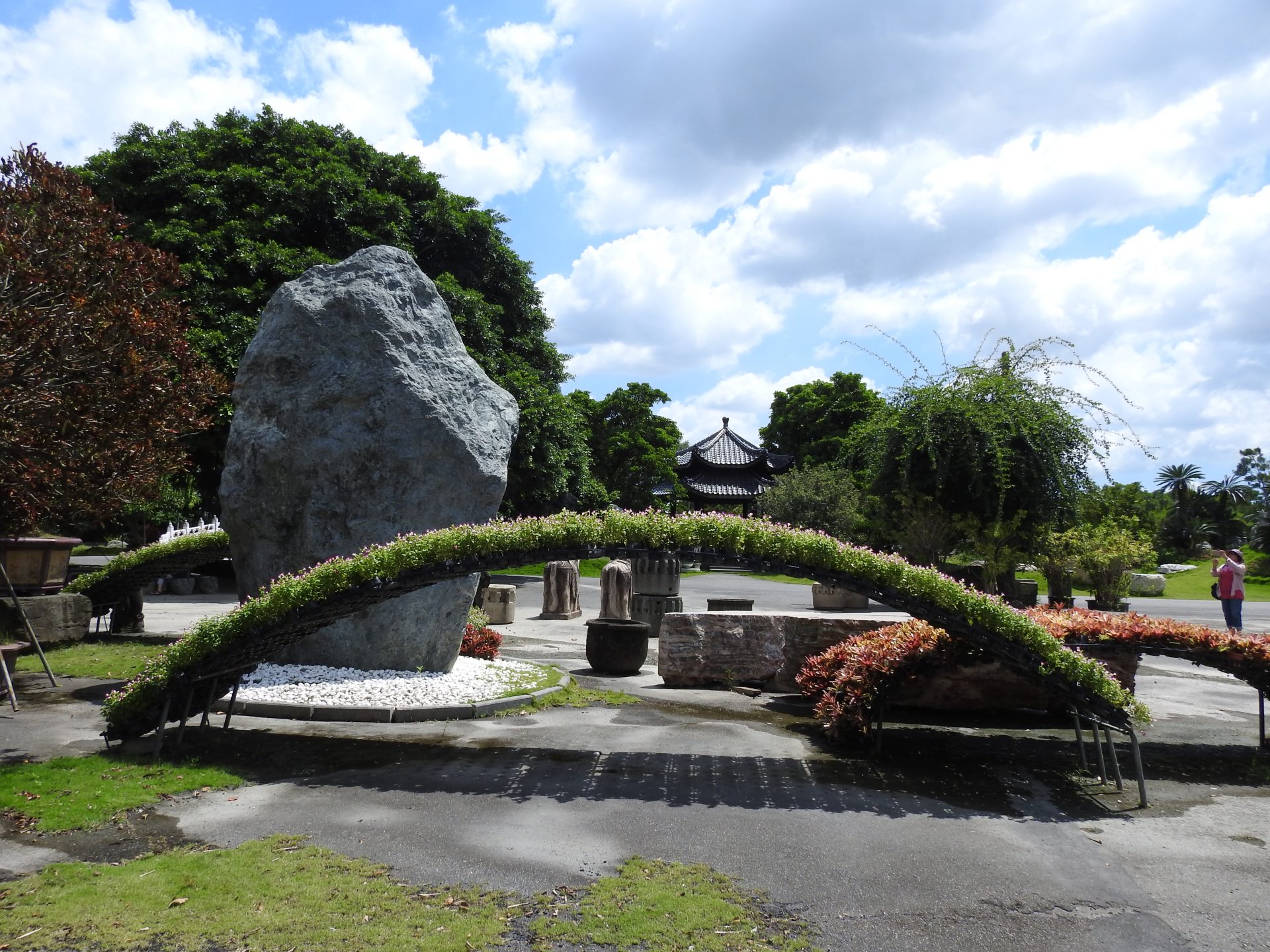 Mann Ying Art Garden has pavilions, terraces, small bridges, flowing ponds, waterfalls, and rare stones, which make the garden full of grandeur and vitality. (Image: Billy Shyu/ Vision Times)