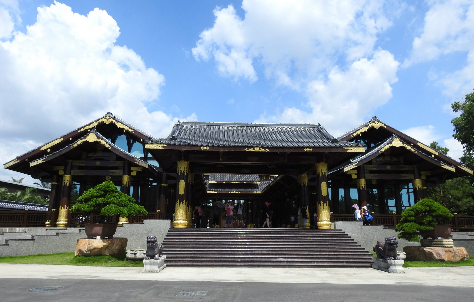 Zitan Palace (紫檀閣) is one of the most striking features of Wann Ying Art Garden (萬景藝苑). (Image: Billy Shyu/ Vision Times)
