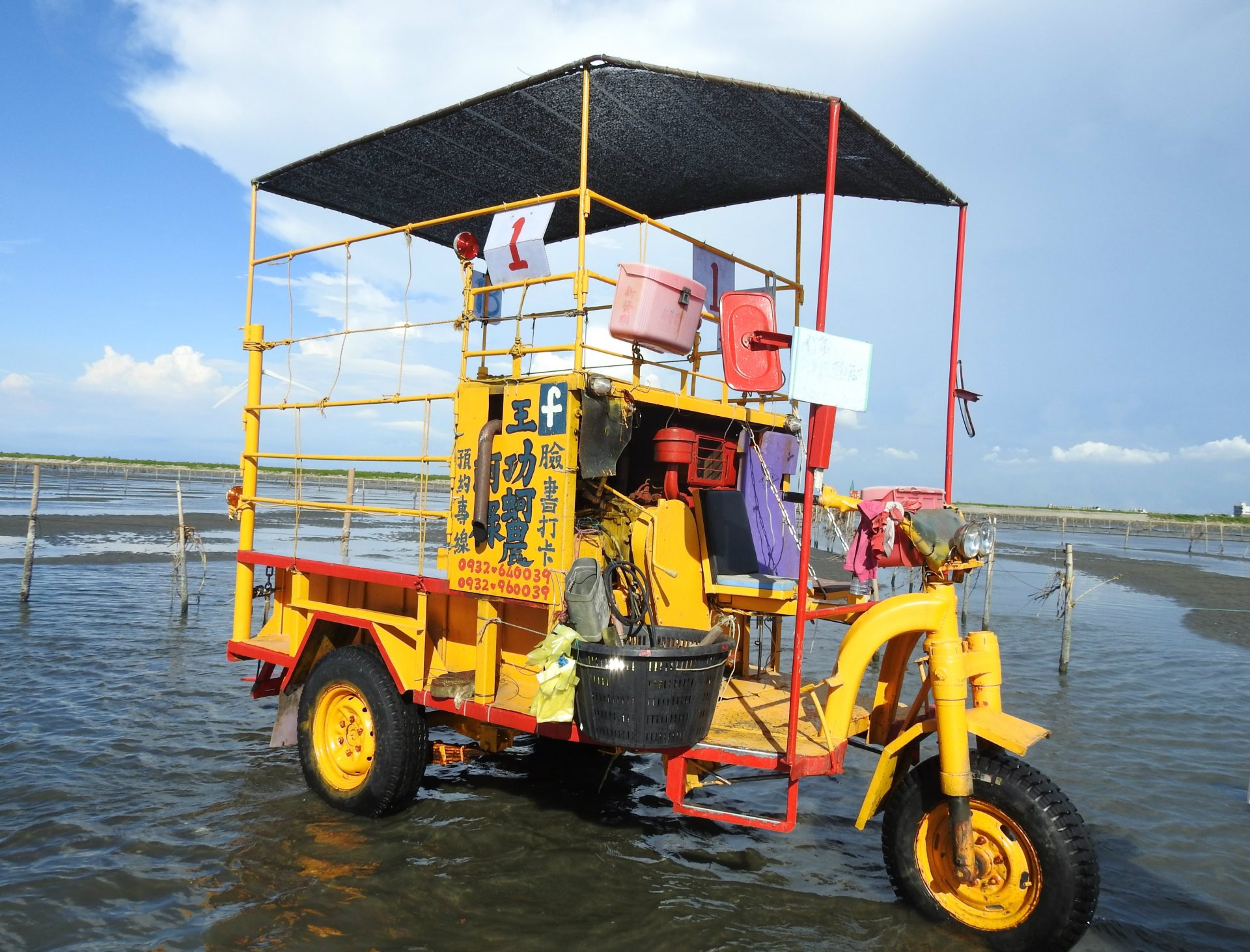 A unique three-wheel oyster truck that transports visitors to the intertidal zone in Wanggong. (Image: Billy Shyu/ Vision Times)