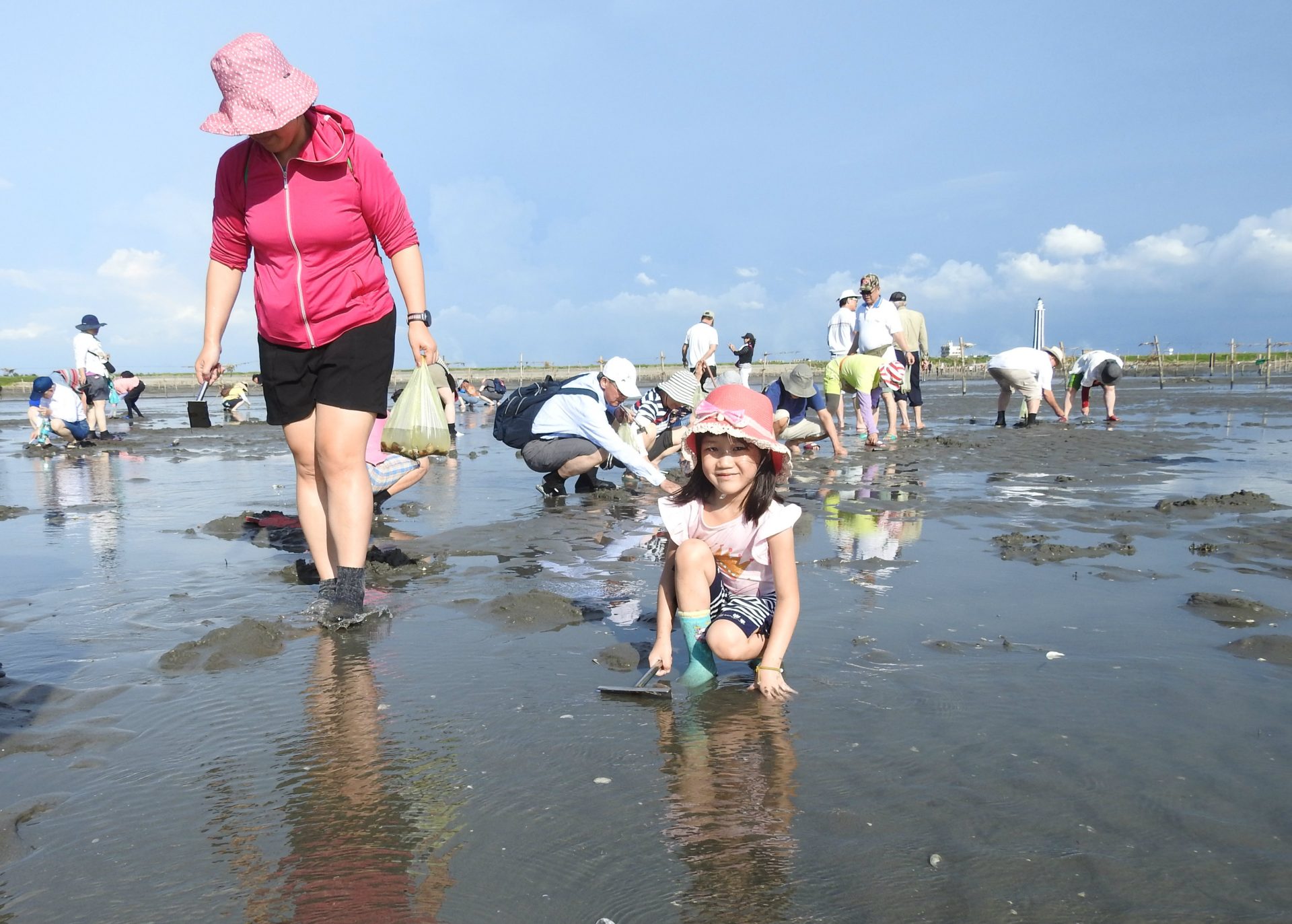Visitors dig clams and forage for fiddler crabs in the mud. (Image: Billy Shyu/ Vision Times)