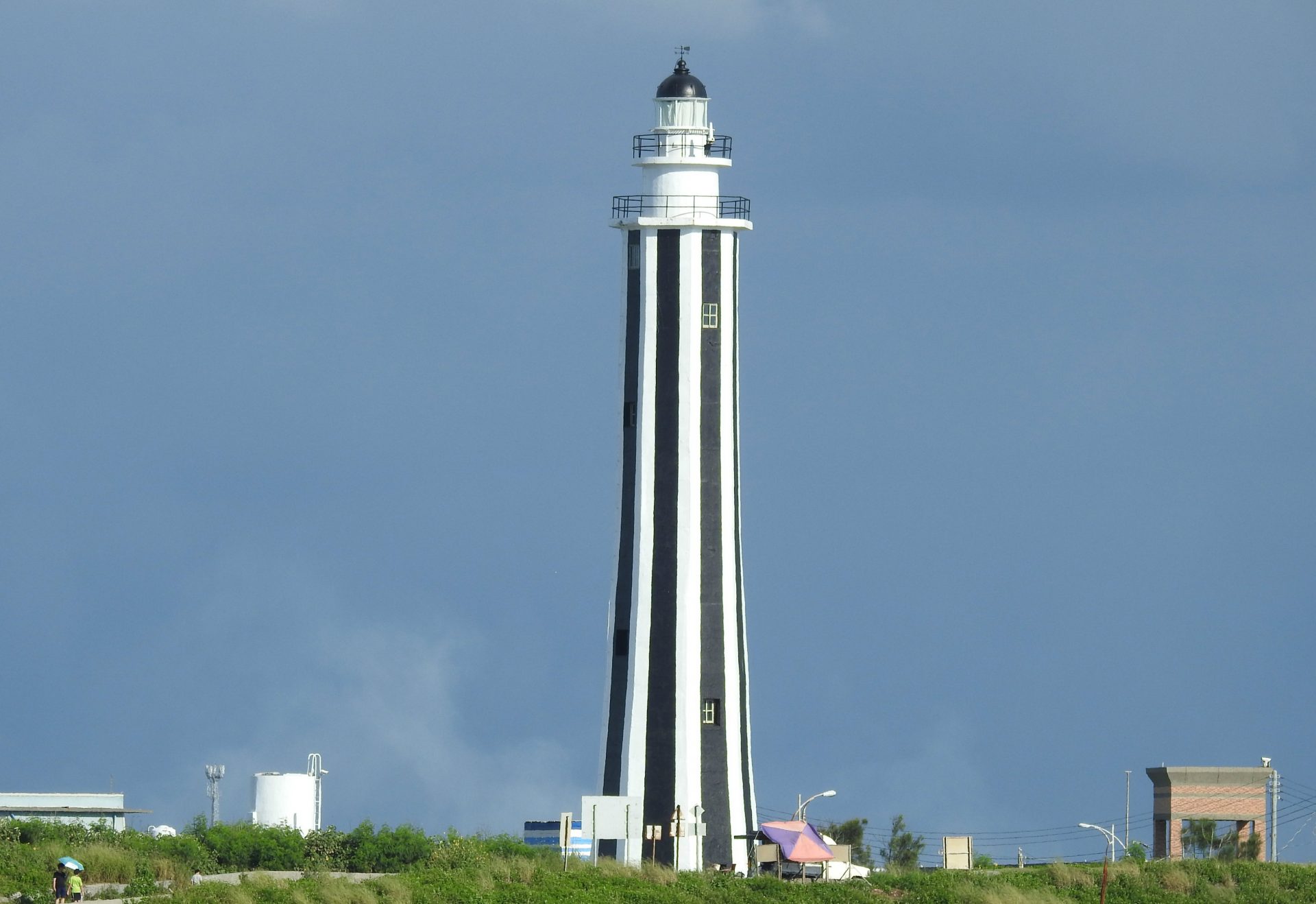 In addition to viewing the beautiful natural landscapes and tasting delicious oysters, visitors can also visit the nearby Fangyuan Lighthouse. (Image: Billy Shyu/ Vision Times)