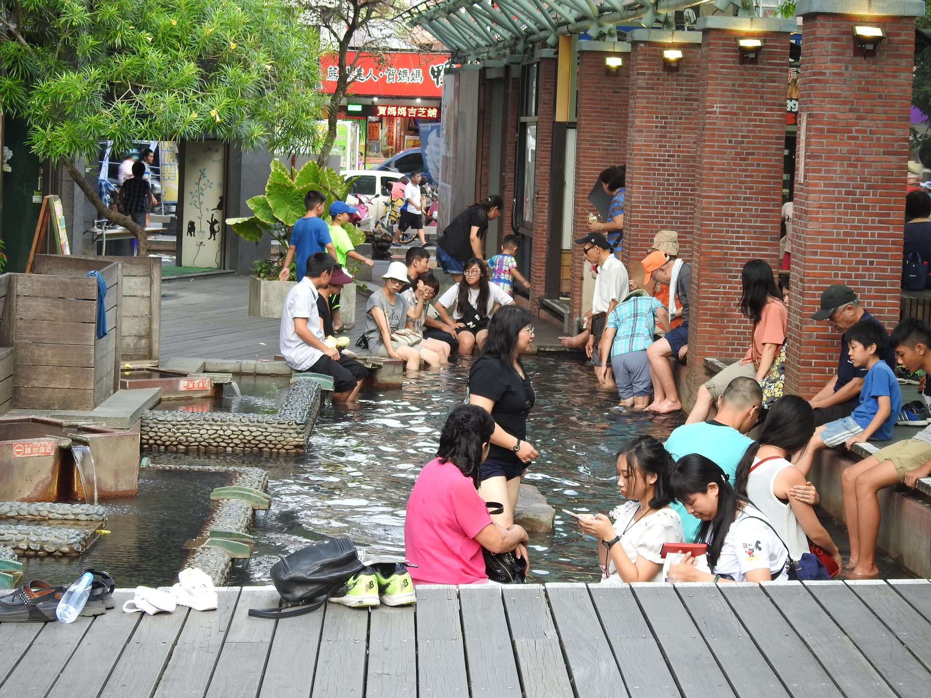 Visitors can enjoy a soothing foot soaking in the hot spring pools or the open stream of hot spring water running through Tangweigou Hot Spring Park (湯圍溝溫泉公園) and Jiaoxi Hot Springs Park (礁溪溫泉公園), and chat with friends. (Image: Billy Shyu/ Vision Times)