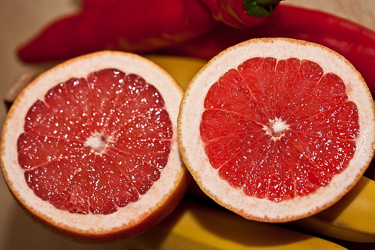 White grapefruit contains a high amount of this flavonoid, though pink grapefruit has some too along with the antioxidant lycopene. (Image: pixabay / CC0 1.0)