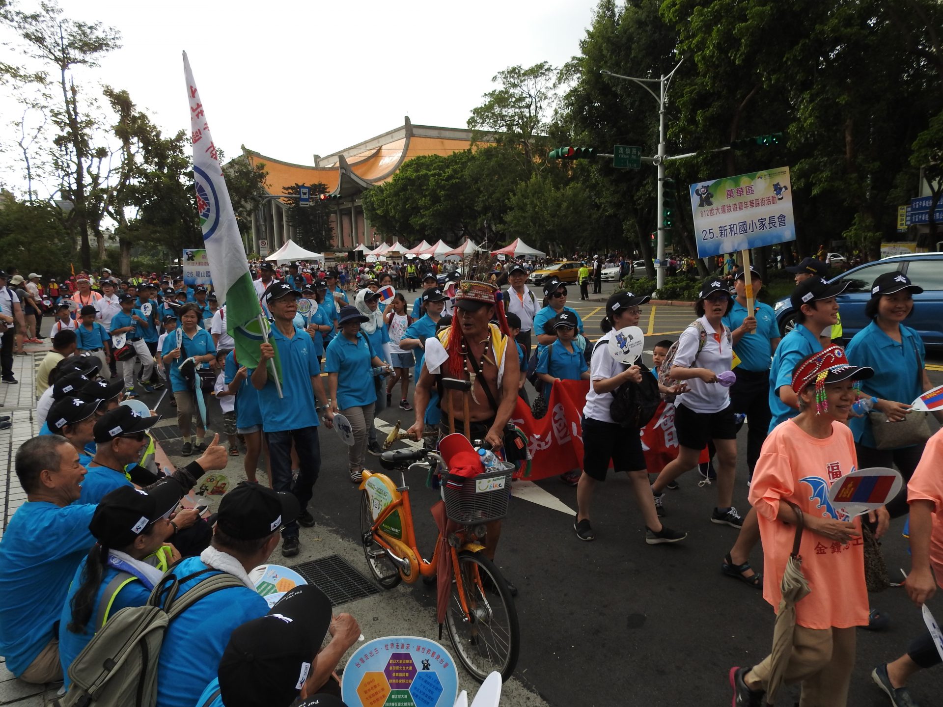 Taipei citizens are enthusiastic to partake in the grand parade. (Image: Billy Shyu/Vision Times)
