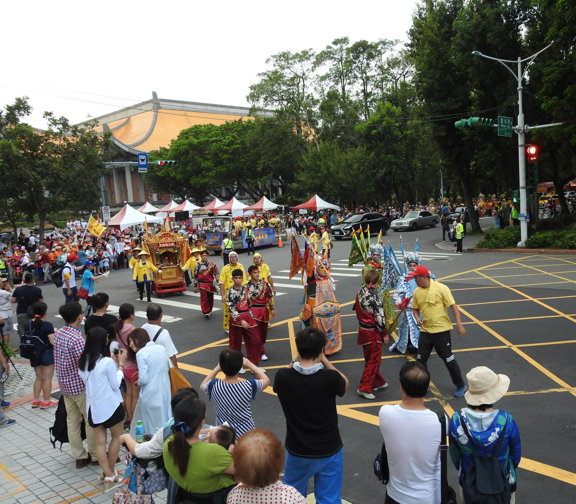 The grand parade is full of religious carnival atmosphere. (Image: Billy Shyu/Vision Times)