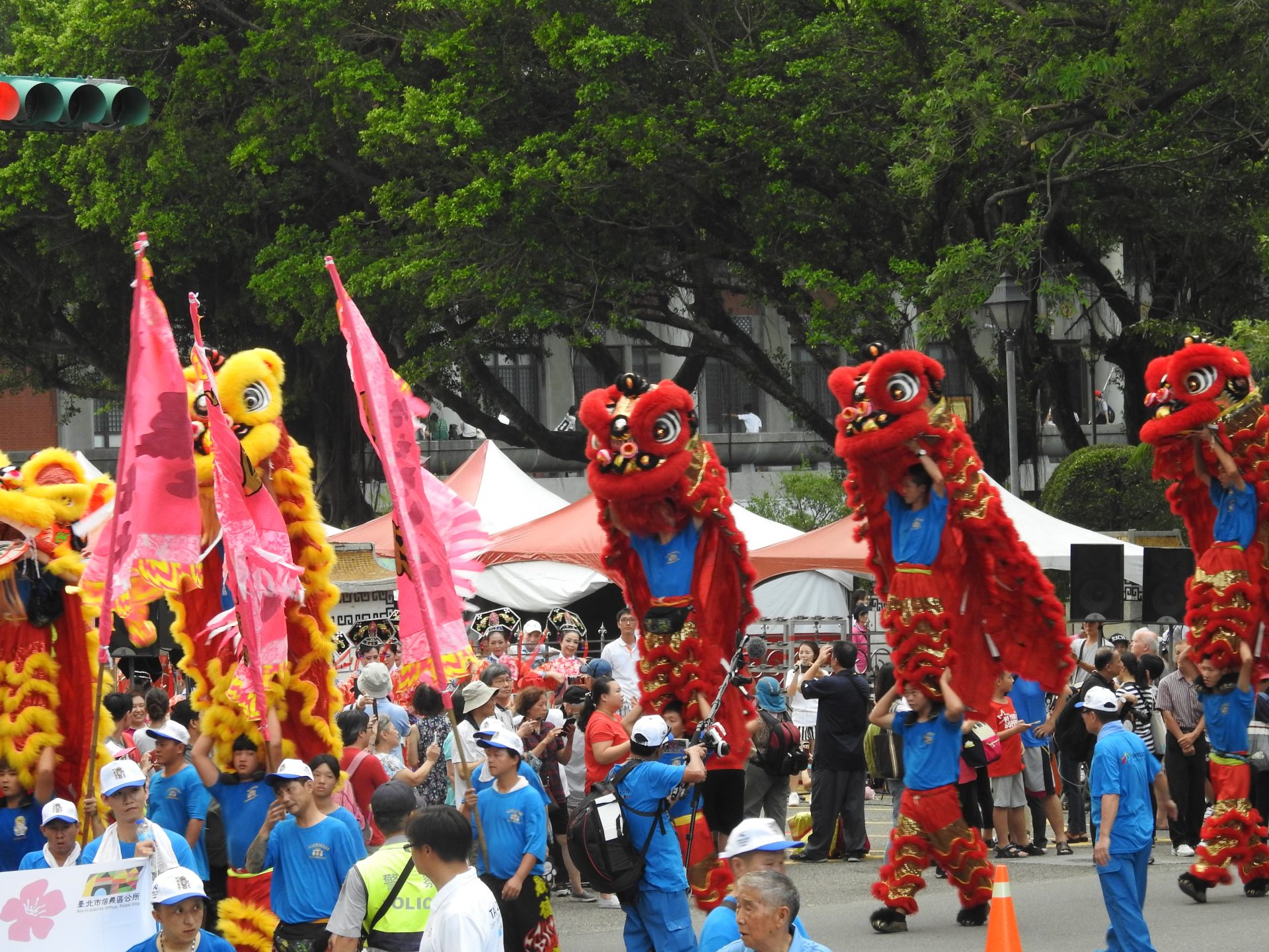 A civic group performs lion dance along the parade route marking the 2017 Summer Universiade in Taiwan. (Image: Billy Shyu/Vision Times)