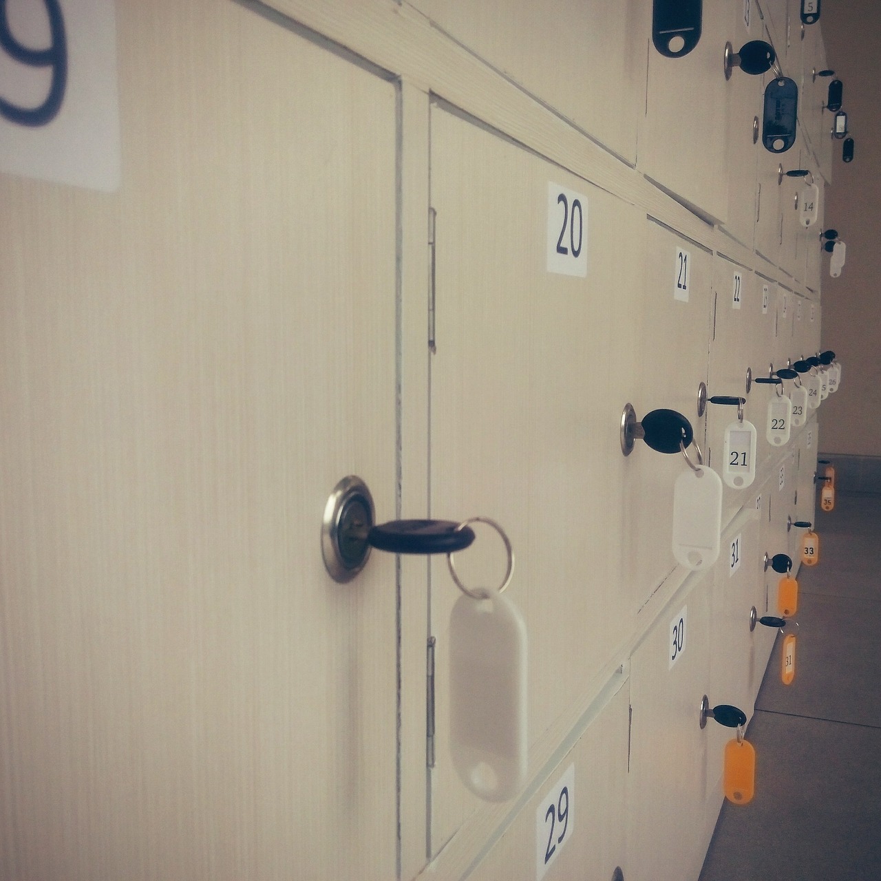 People in the locker room heard a baby crying and called for help. (Image: pixabay / CC0 1.0)