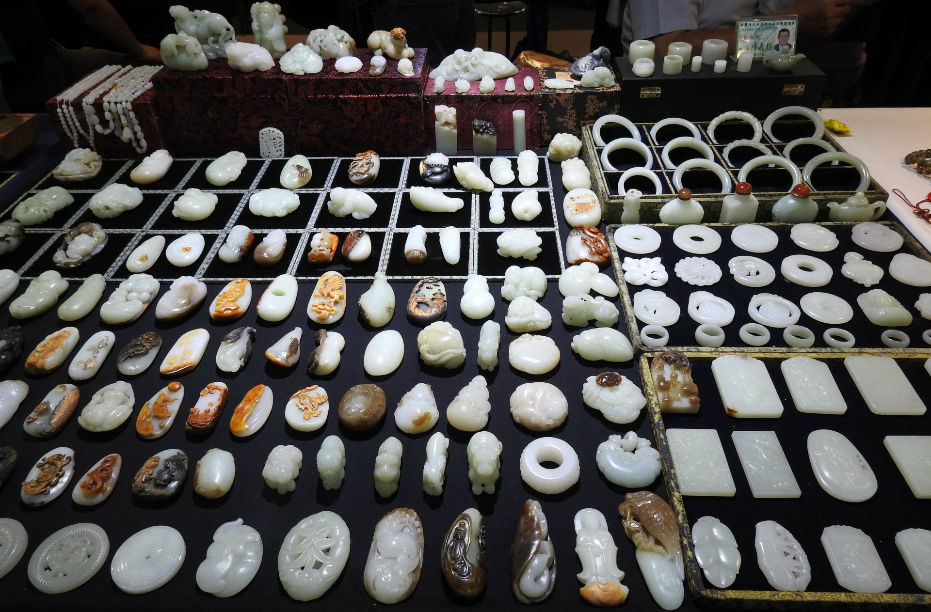 There is a variety of jade items sold at Taipei Jianguo Holiday Jade Market. (Image: Billy Shyu/ Vision Times)