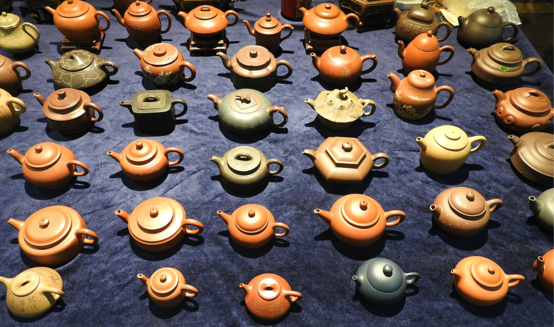 A variety of teapots can also be found at Taipei Jianguo Holiday Jade Market. (Image: Billy Shyu/ Vision Times)