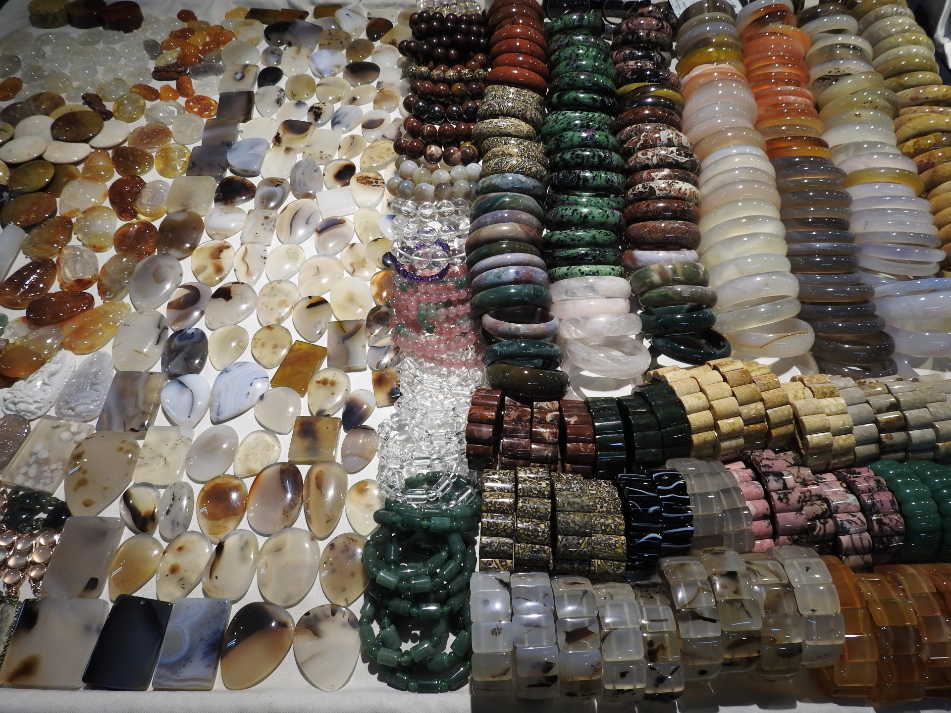 Many of the items sold at the jade market are quite colorful and pretty in the holiday jade bazaar in Taipei. (Image: Billy Shyu/ Vision Times)