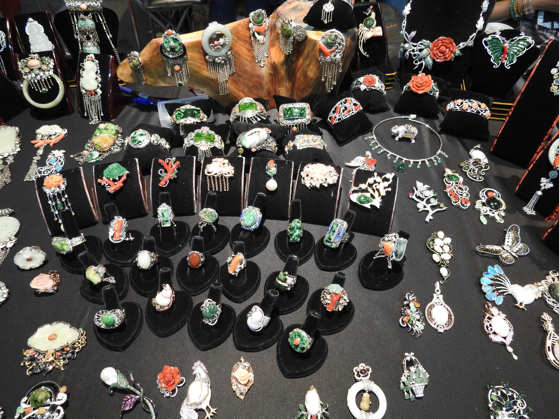 There are all kinds of jade rings consumers can choose from at the holiday jade bazaar in Taipei. (Image: Billy Shyu/ Vision Times)