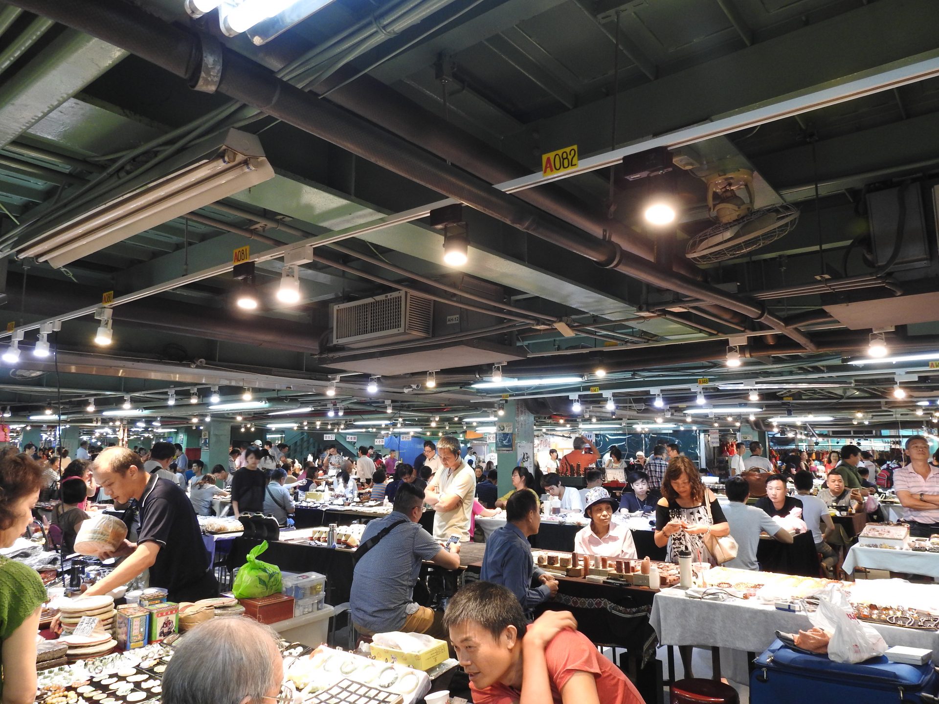 Taipei Jianguo Holiday Jade Market houses about 1,000 jade, stone and curio vendors. (Image: Billy Shyu/ Vision Times)
