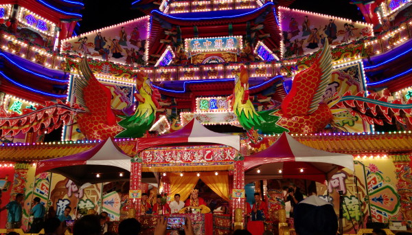 The ritual of a grand pudu (General Salvation) is conducted by a Buddhist master at the Main Altar (主普壇) for the Keelung Mid-Summer Ghost Festival 2017. (Image: Juliet Fu/Vision Times)